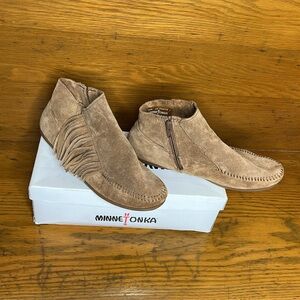 Minnetonkaka leather moccasins with fringe size 9.5